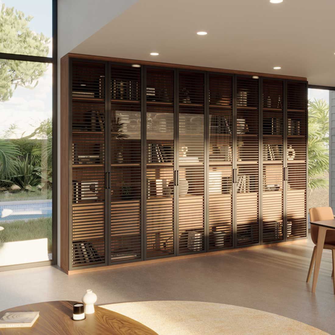 Image 3D réaliste d'un vaisselier à portes vitrées donnant sur une salle à manger.